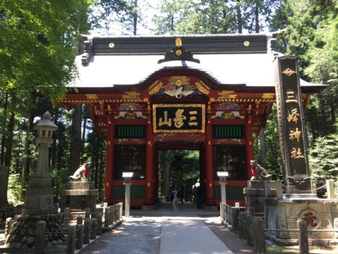 三峰神社の隋身門