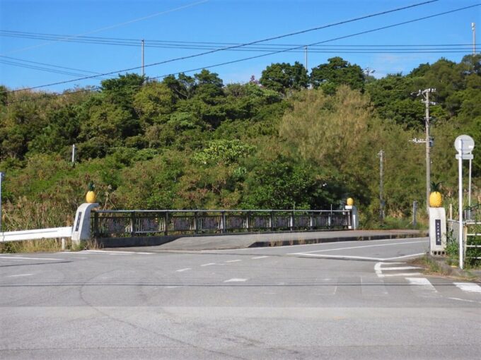 沖縄県東村、花見橋のパイナップル欄干
