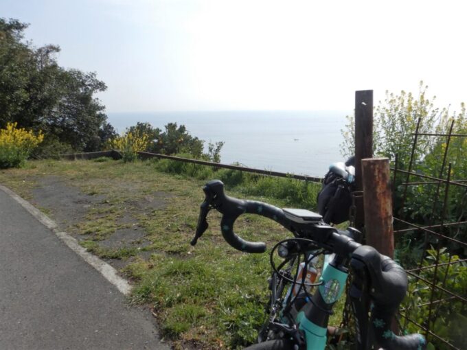 山頂、小田原の海とロードバイク