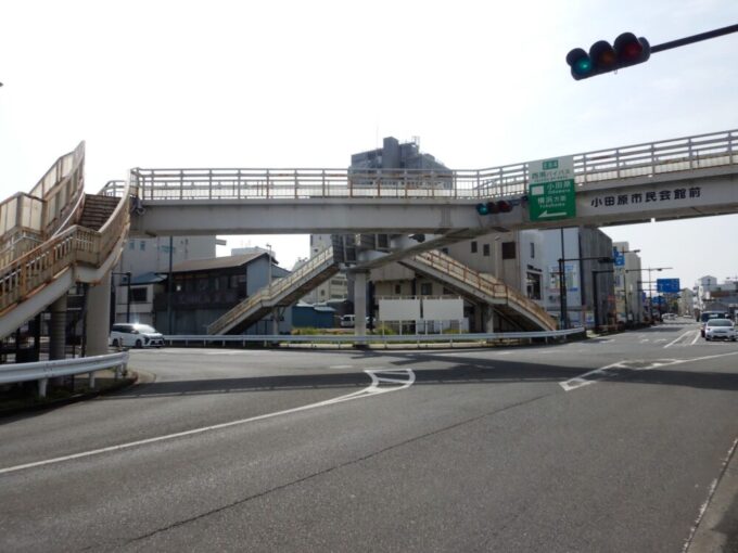 国道１号、小田原市民会館前の歩道橋
