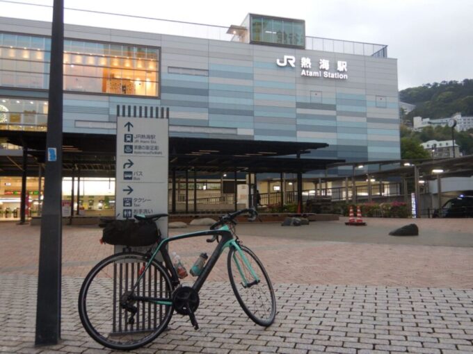 太平洋岸自転車道チャレンジ出発地点、熱海駅とロードバイク