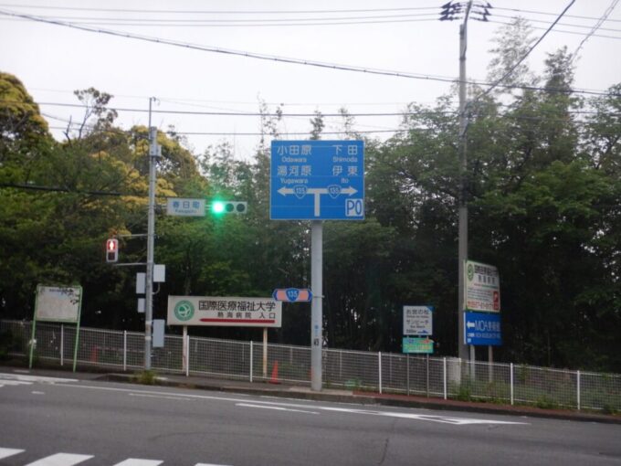 熱海市、信号『春日町』。静岡県道１03号と国道135号の合流地点。