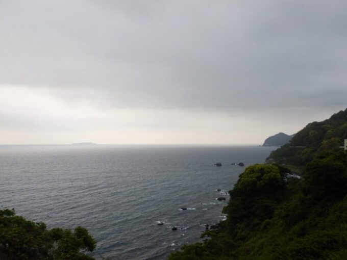 熱海市、国道135号から眺める海