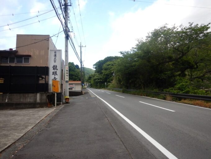 静岡県・亀石峠、龍眼寺の前の静岡県道19号