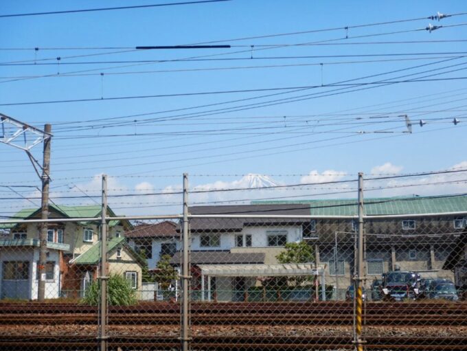 静岡県沼津市、線路と住宅地の向こうにそびえる富士山