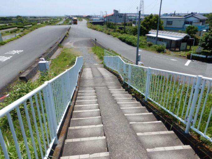 静岡県、新富士川橋を渡り切ったところの階段