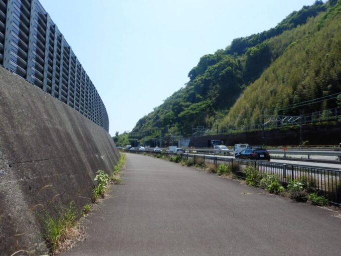 旧東海道から国道１号に出たところ、太平洋岸自転車道