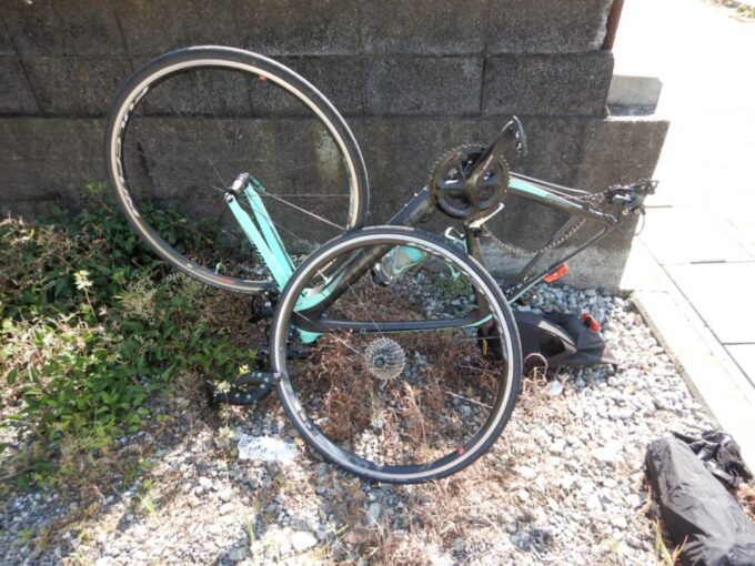 静岡市折戸、ロードバイクの後輪がパンク