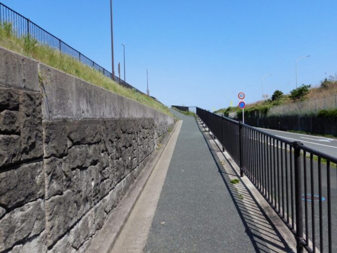 静岡県湖西市、道の駅潮見坂、入口の上り坂