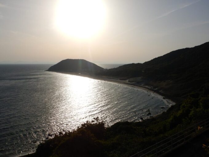 愛知県、国道42号をサイクリング、上り坂から見る海