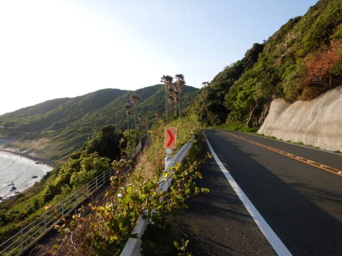 愛知県、国道42号をサイクリング、上り坂から見る海