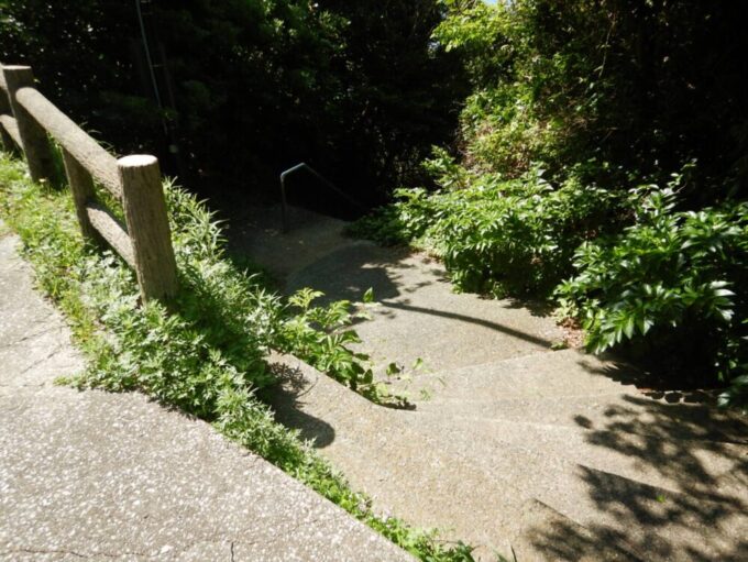 伊良湖岬灯台に続く階段