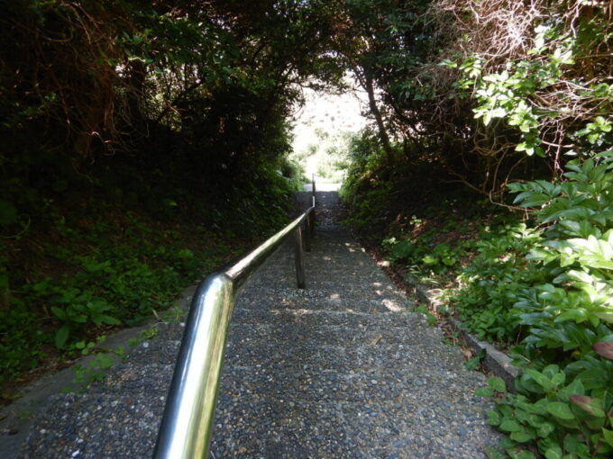 伊良湖岬灯台に続く階段