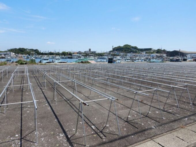 篠島、銀色のラック、干し場