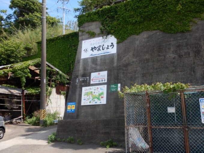 篠島の案内看板が多い壁